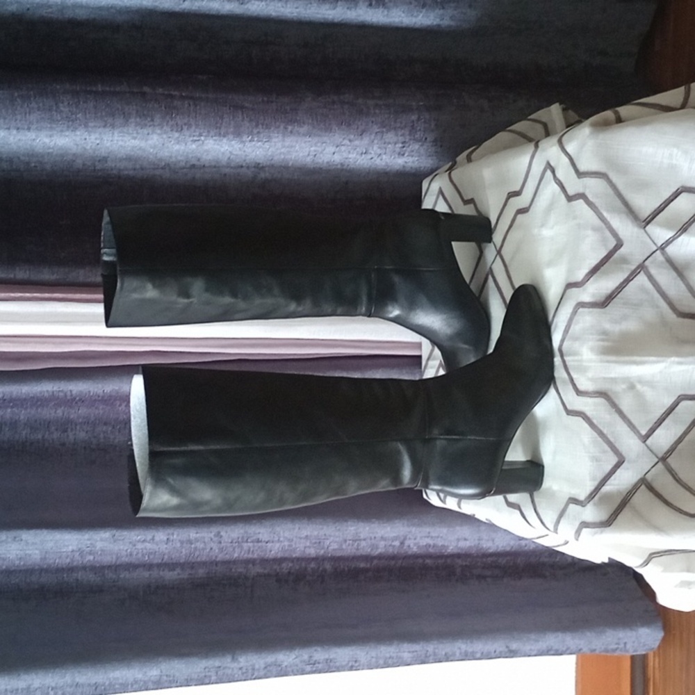 100% authentic Women's Michael Kors Leather black boots size 8